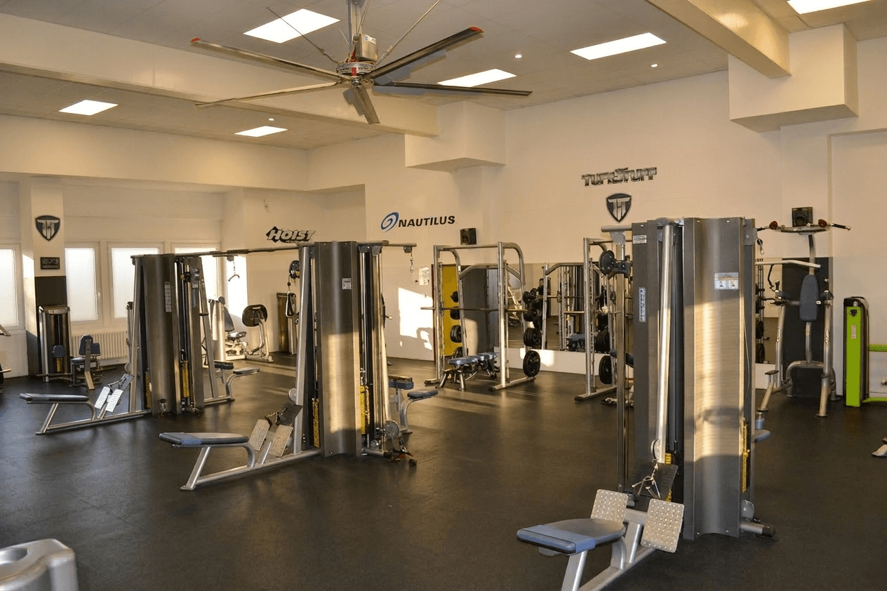 Posilovací stroje, činky 