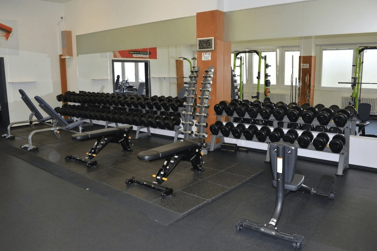 Posilovací stroje, činky 